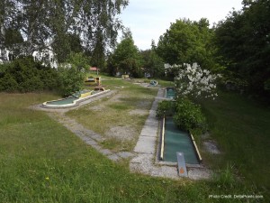 a mini golf course with a few mini golfs