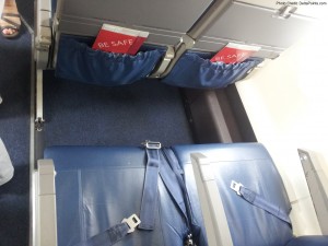 a seat with a seat belt and a seat belt