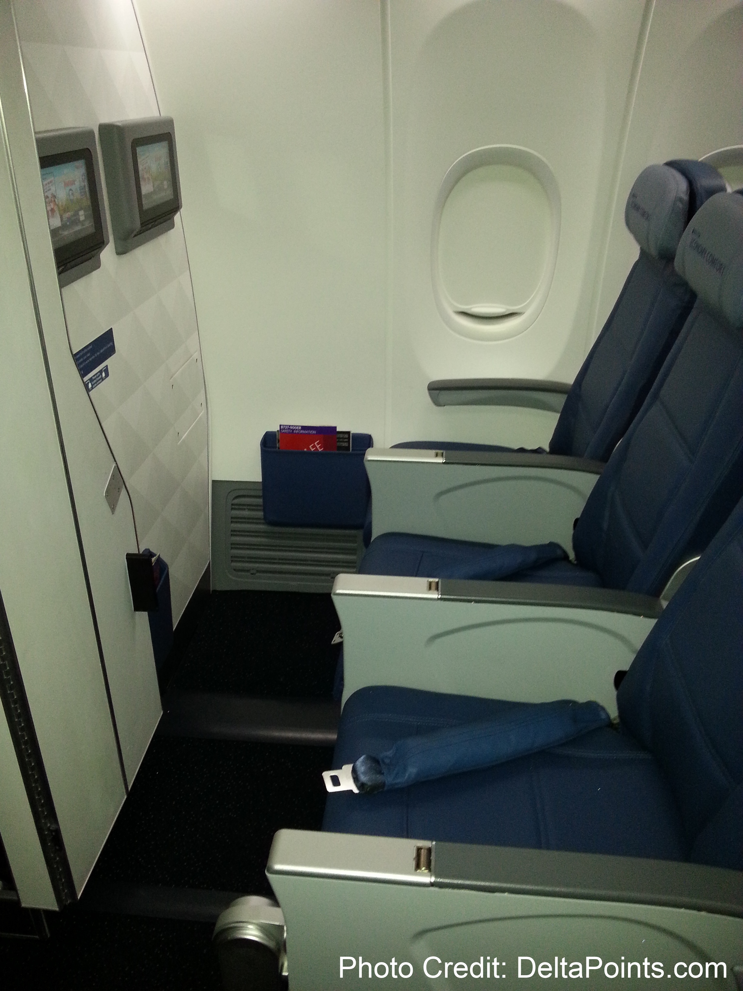 The Delta 737-900ER jet. Modern, sleek & a nice upgraded travel experience!