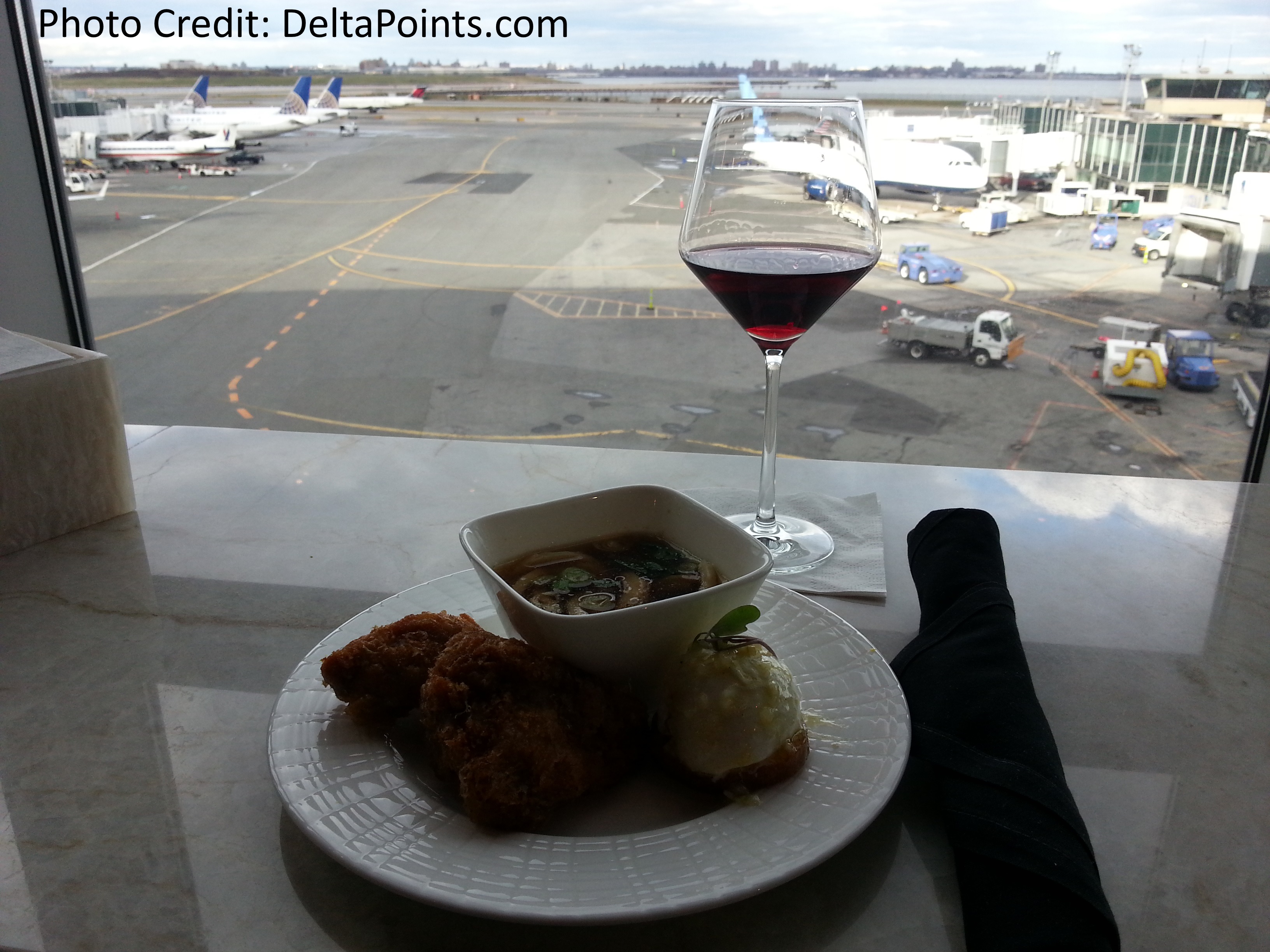 Centurion Lounge LaGuardia LGA Airport American Express RenesPoints review