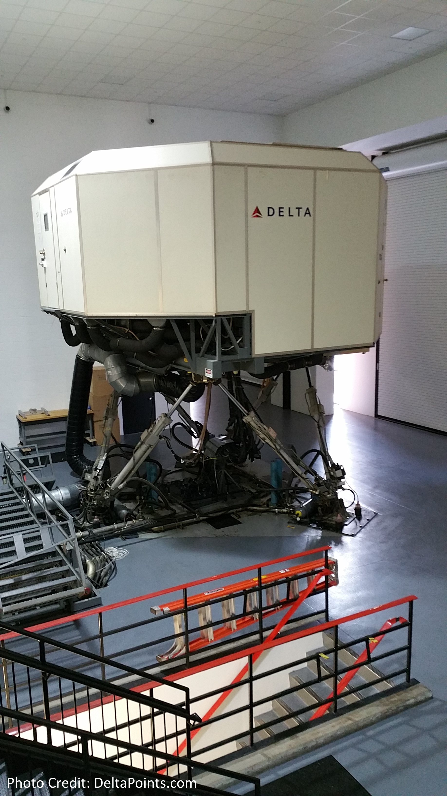What is it like to fly a Delta 747 simulator? (hint: it is REALLY kool)!