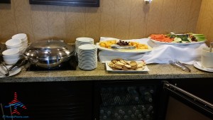 Los Angeles LAX IHG Crown Plaza Club Room King room review RenesPoints Blog (10)