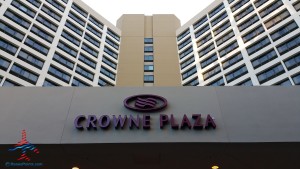 Los Angeles LAX IHG Crown Plaza Club Room King room review RenesPoints Blog (14)