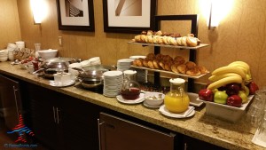 Los Angeles LAX IHG Crown Plaza Club Room King room review RenesPoints Blog (15)