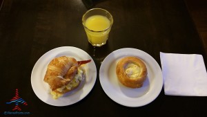 Los Angeles LAX IHG Crown Plaza Club Room King room review RenesPoints Blog (16)