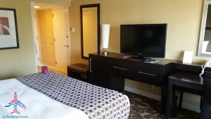 Los Angeles LAX IHG Crown Plaza Club Room King room review RenesPoints Blog (7)