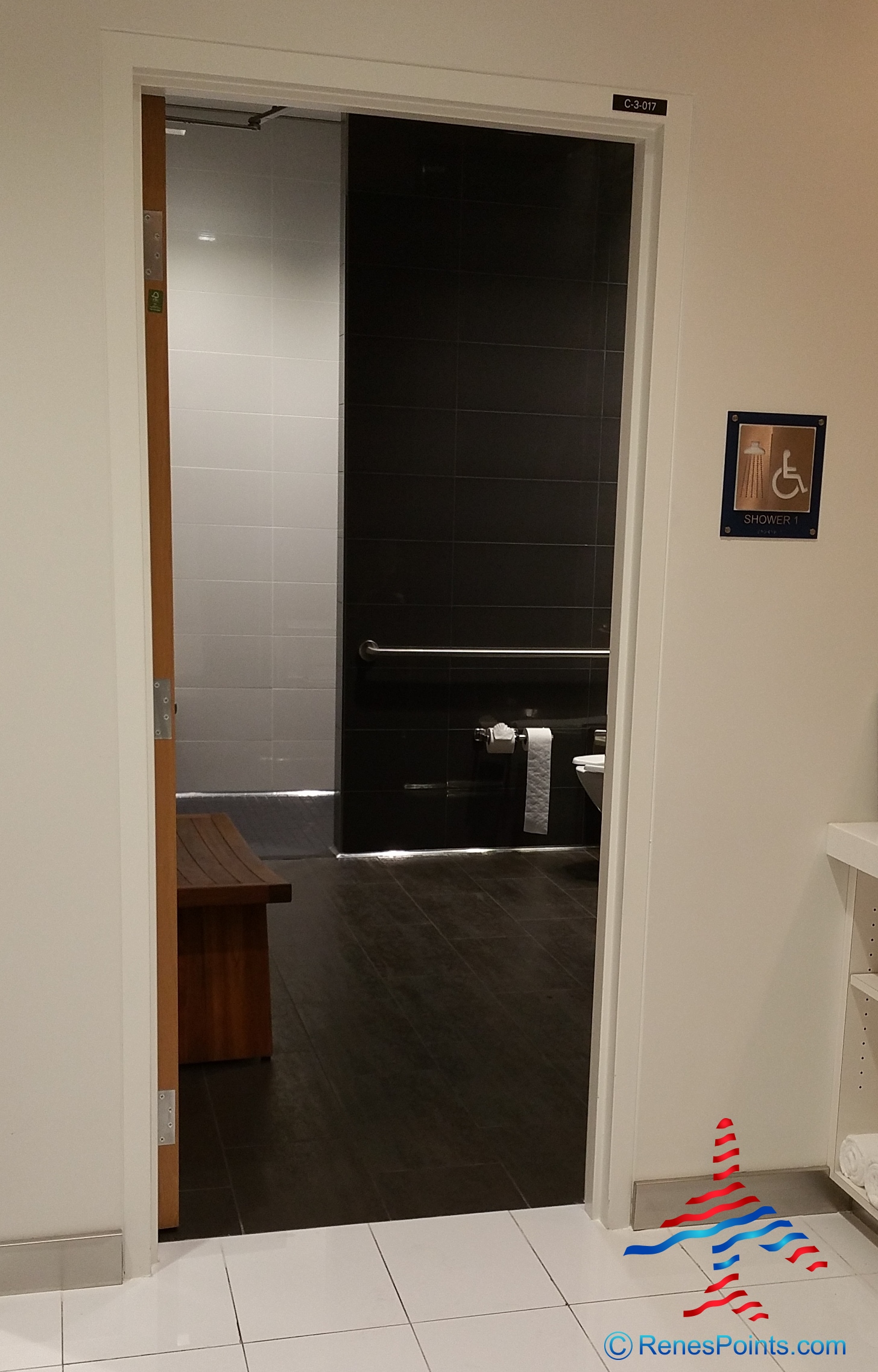 Delta Sky Club showers SFO San Francisco airport Renes Points blog (3) Eye of the Flyer