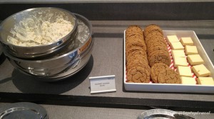 Delta DFW SkyClub E11 Food Service Line (6)