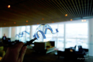 dsc_8837_ceiling-sculpture-paul-voxler-seattle-delta-skyclub-magnifying-glass-laptoptravel