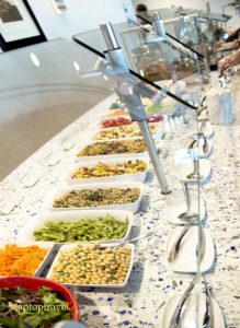 dsc_8868_food-service-line-delta-skyclub-seattle-05