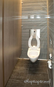 dsc_9179_seattle-delta-skyclub-seatac-mens-bathroom-laptoptravel_