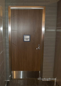 dsc_9180_seattle-delta-skyclub-seatac-mens-bathroom-laptoptravel_