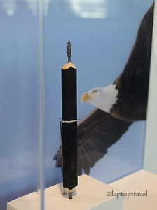 dsc_9190_seattle-space-needle-graphite-carving-art-delta-skyclub-seatac-laptoptravel_05