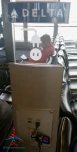 delta-power-station-at-gate-in-slc-salt-lake-airport-renespoints-blog