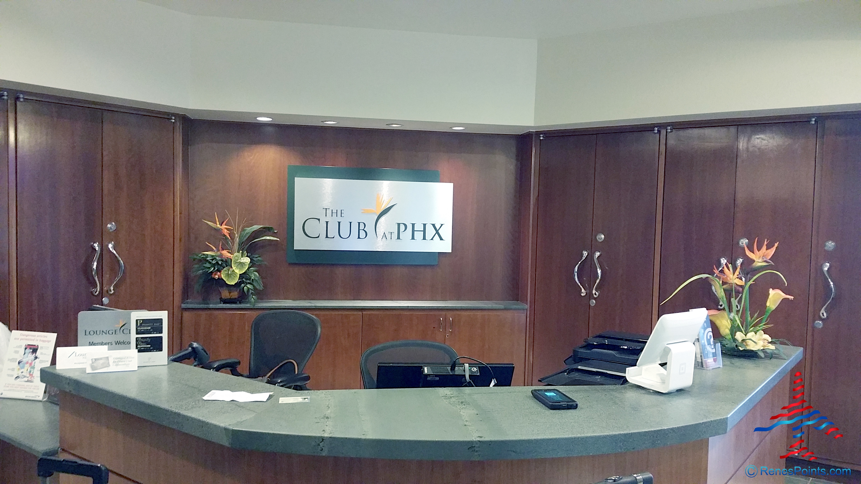THE CLUB at PHX Lounge review Phoenix Sky Harbor International Airport Terminal 4 – B Concourse