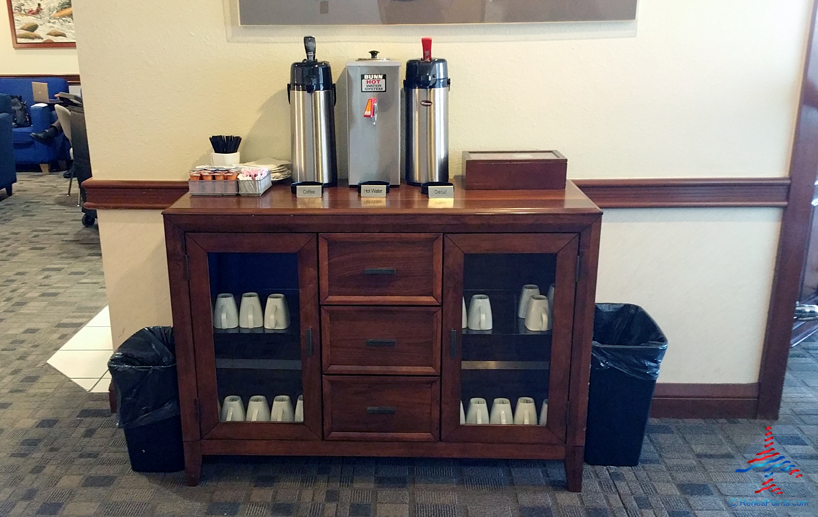 THE CLUB at PHX Lounge review Phoenix Sky Harbor International Airport Terminal 4 – B Concourse