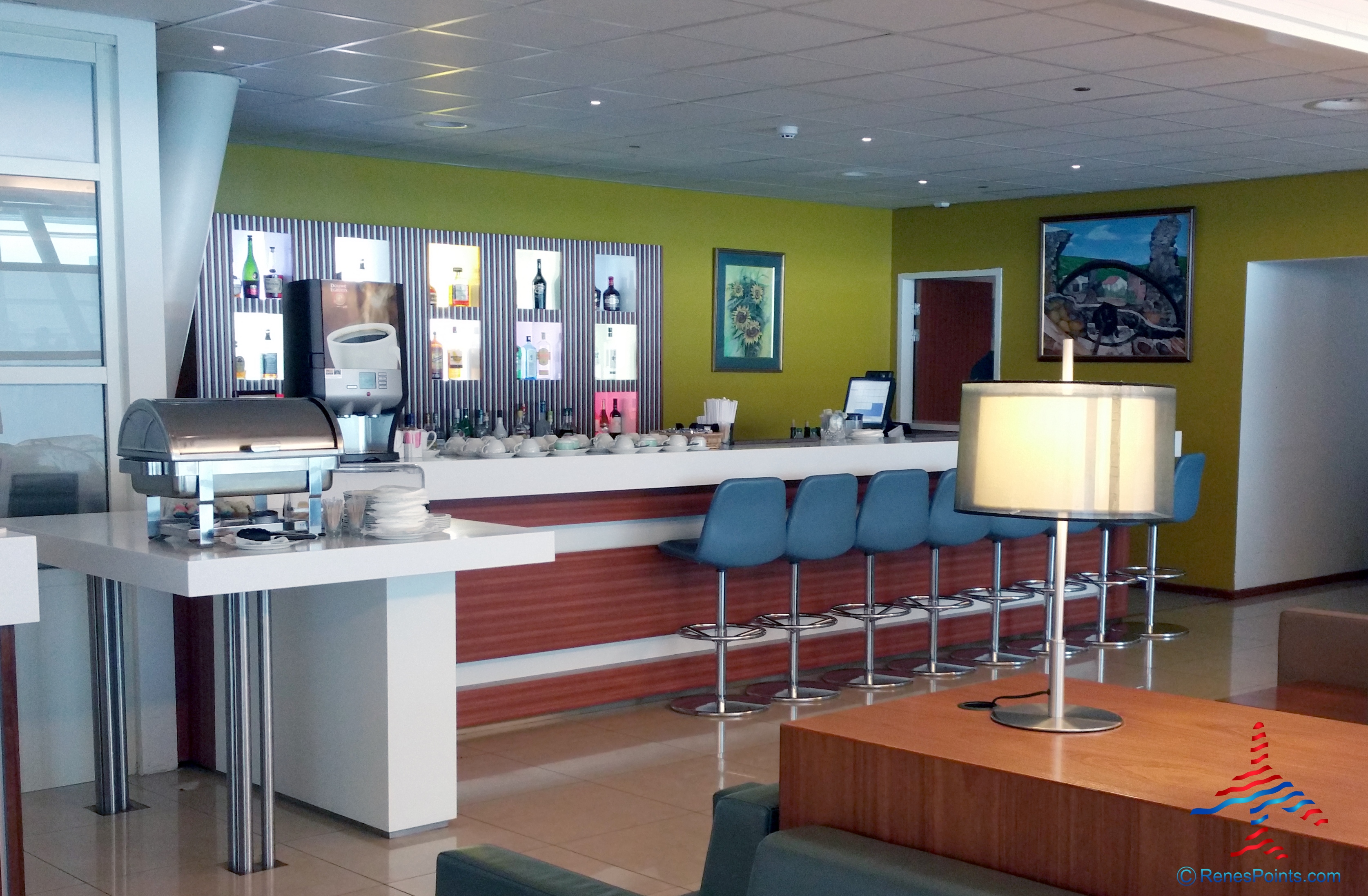 The Priority Pass Executive lounge review at SXM St. Maarten RenésPoints Travel blog review
