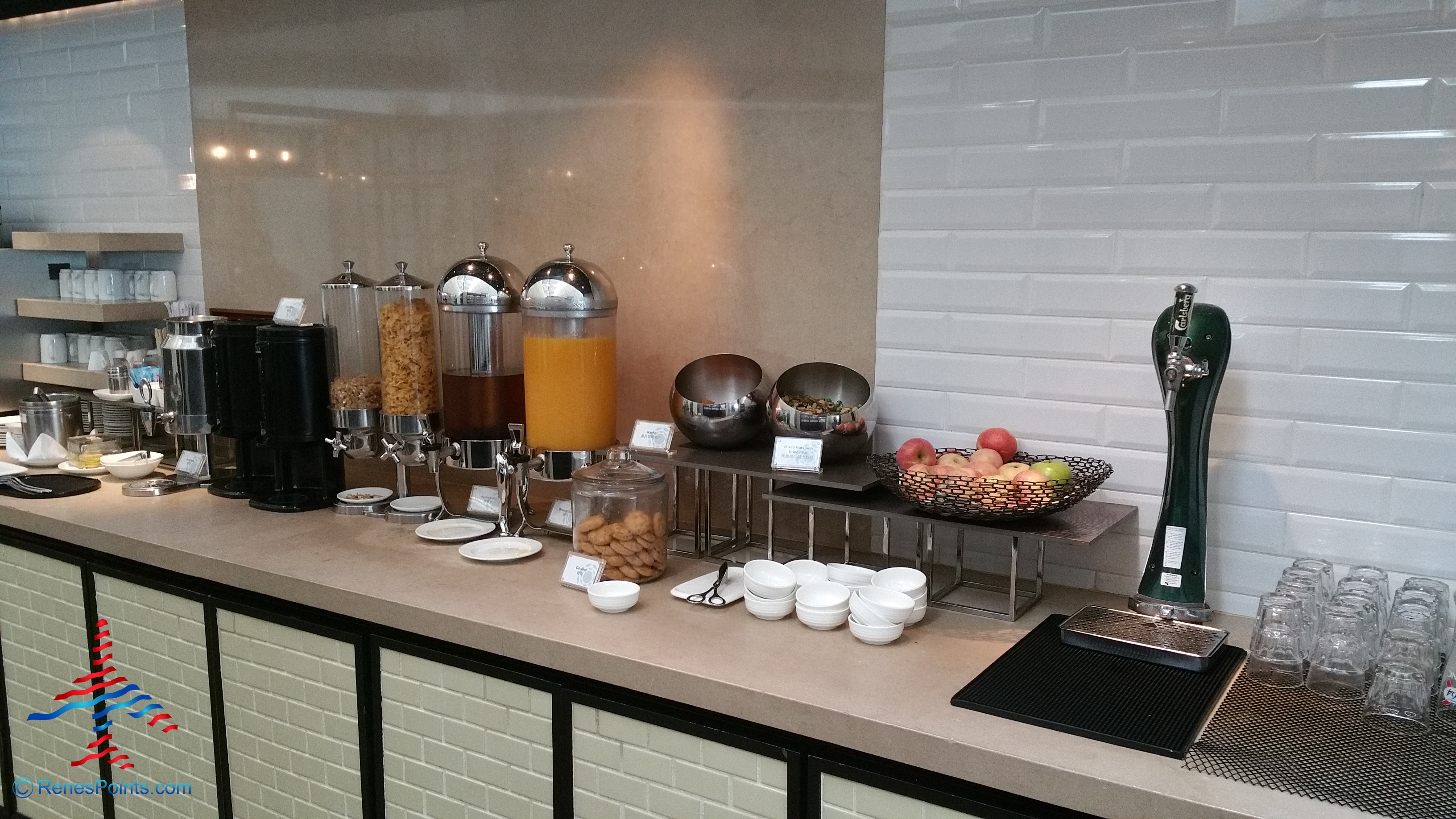 The Plaza Premium Priority Pass Lounge Hong Kong HKG Airport RenesPoints Blog Review
