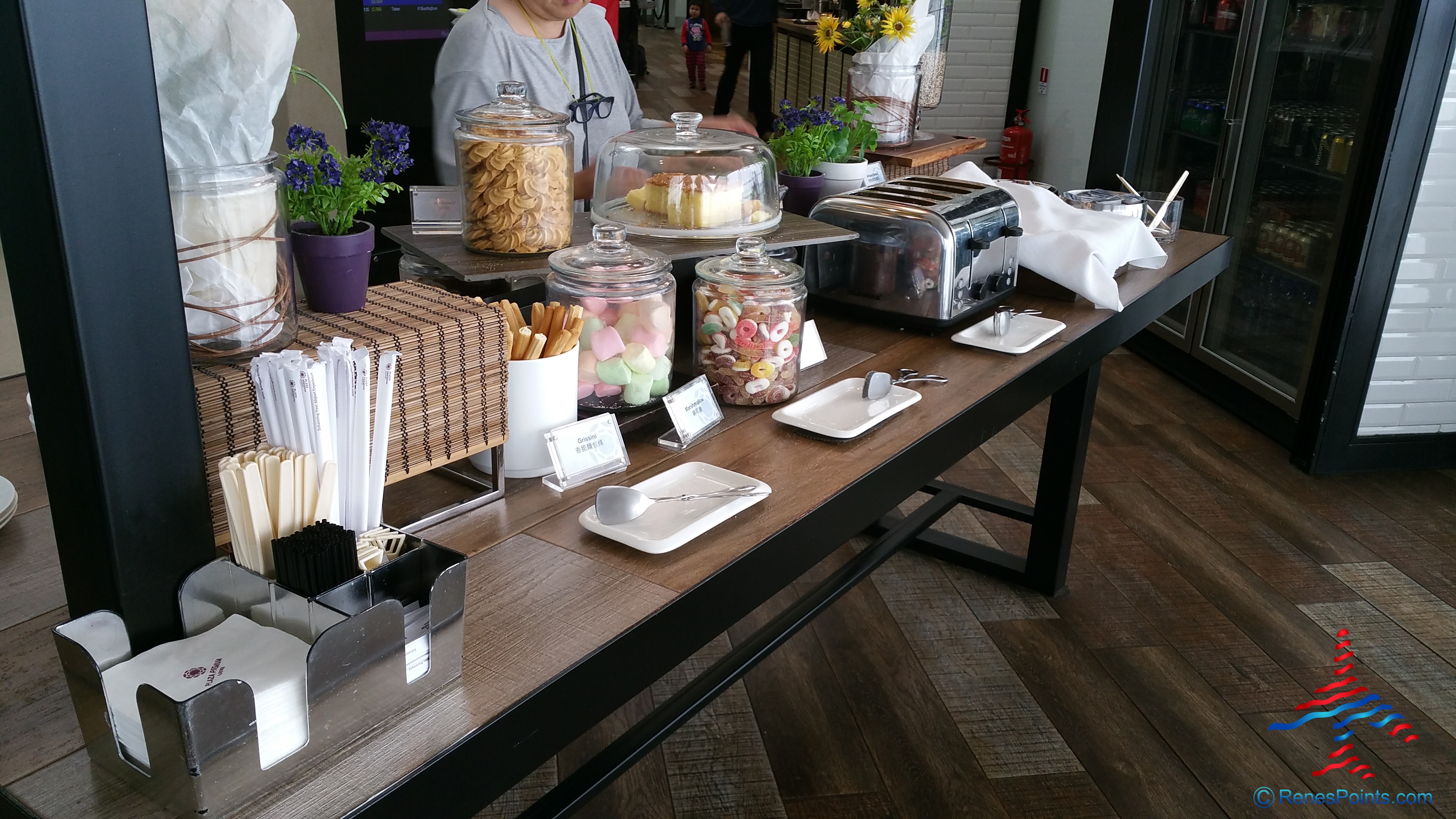 The Plaza Premium Priority Pass Lounge Hong Kong HKG Airport RenesPoints Blog Review