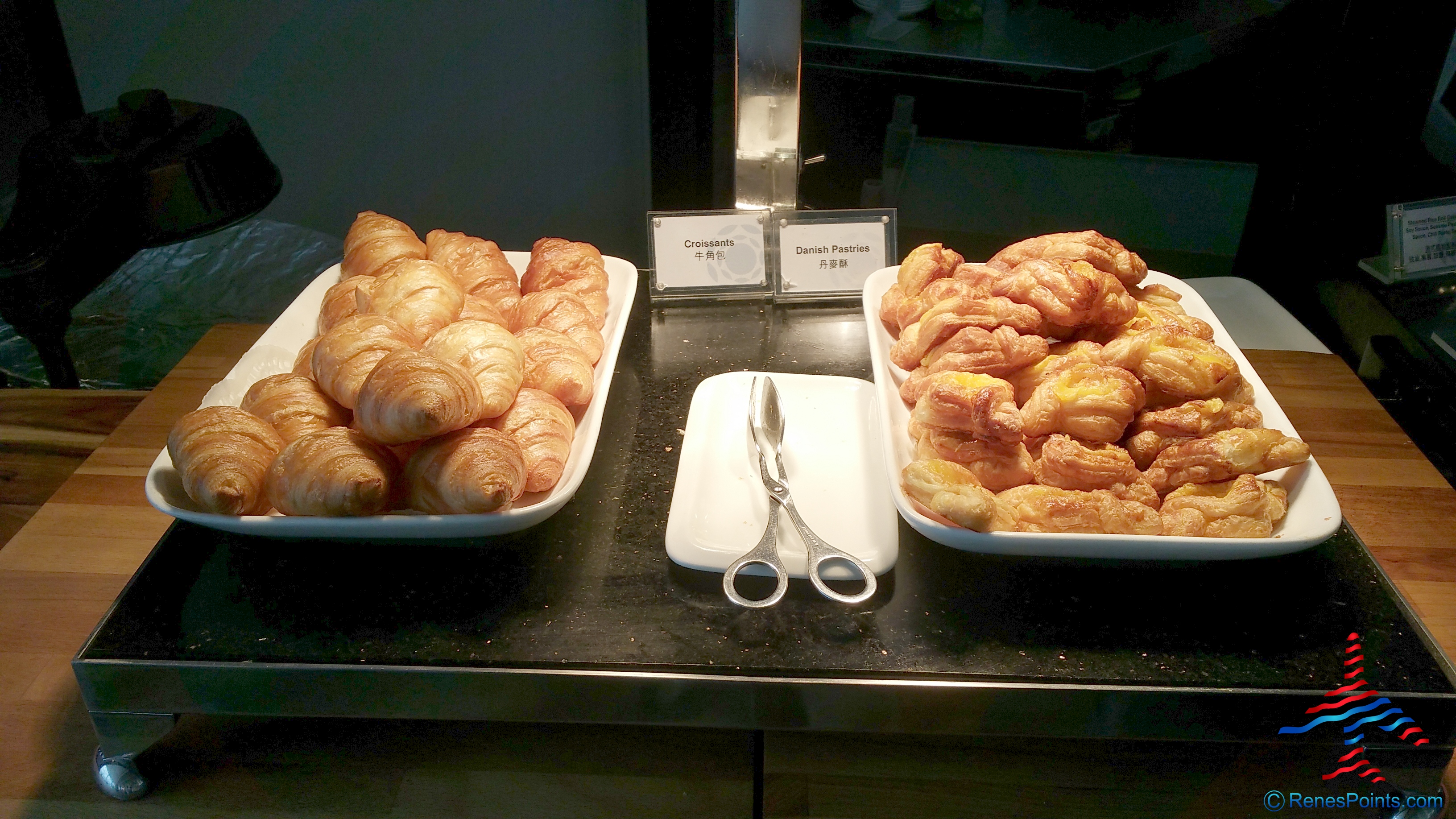 The Plaza Premium Priority Pass Lounge Hong Kong HKG Airport RenesPoints Blog Review