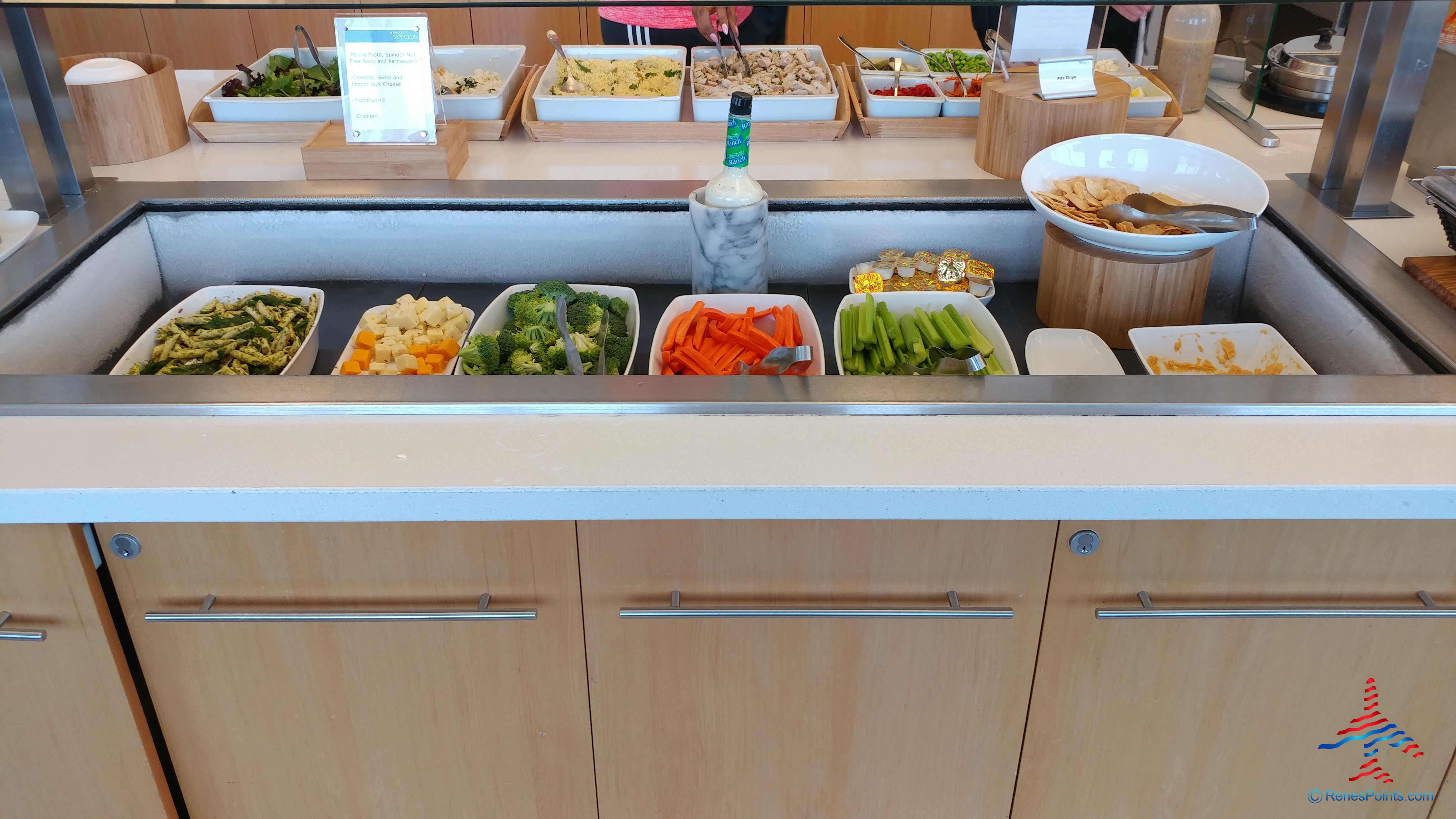 Delta Air Lines Los Angeles LAX Terminal 2 – T2 Sky Club Review