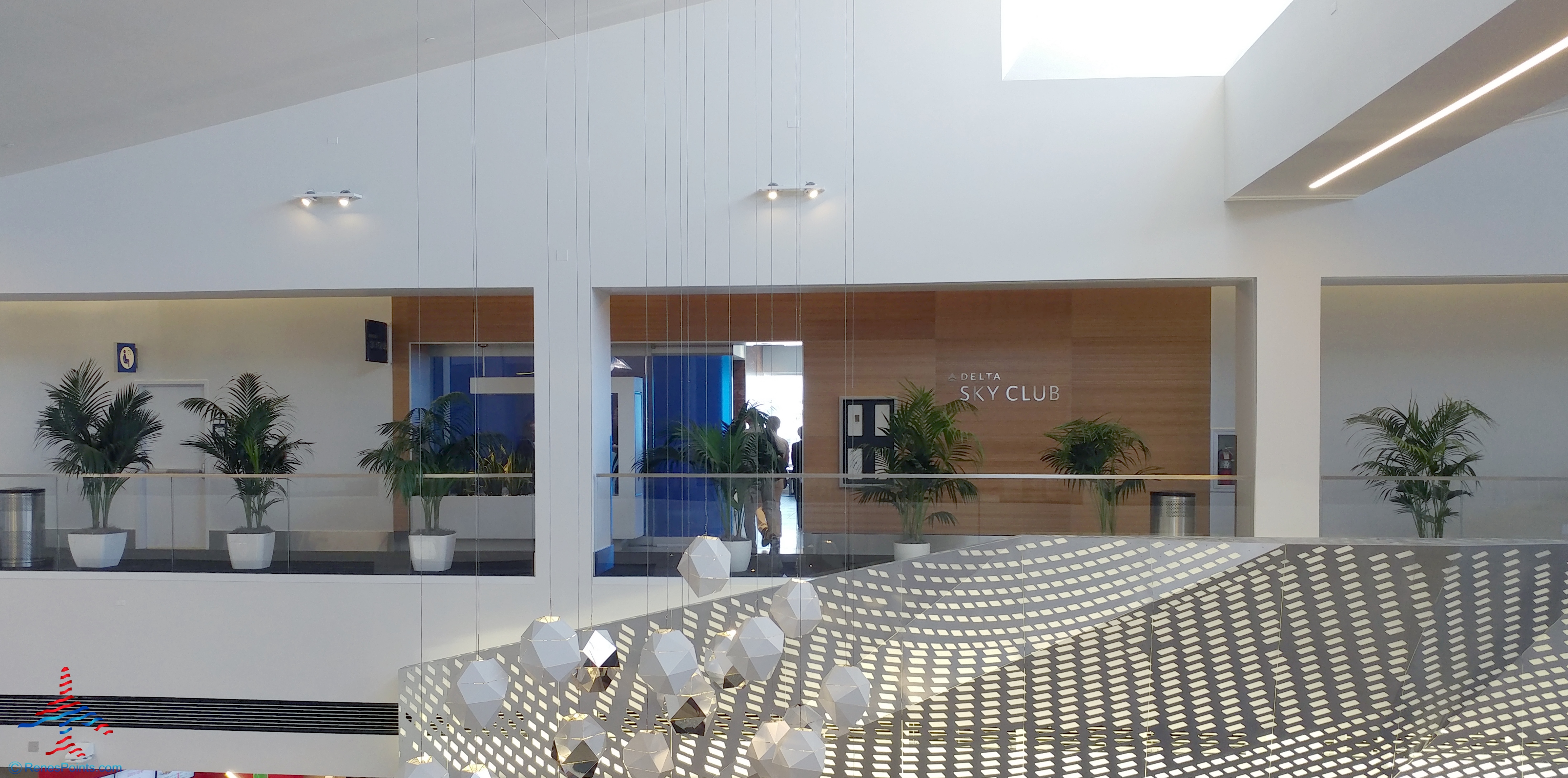 Delta Air Lines Los Angeles LAX Terminal 2 – T2 Sky Club Review