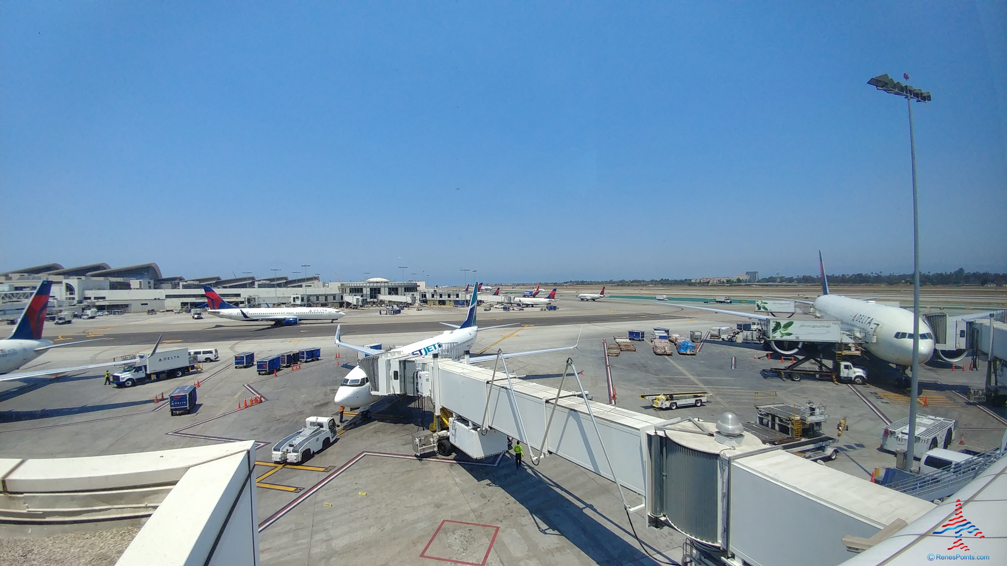 Delta Air Lines Los Angeles LAX Terminal 2 – T2 Sky Club Review