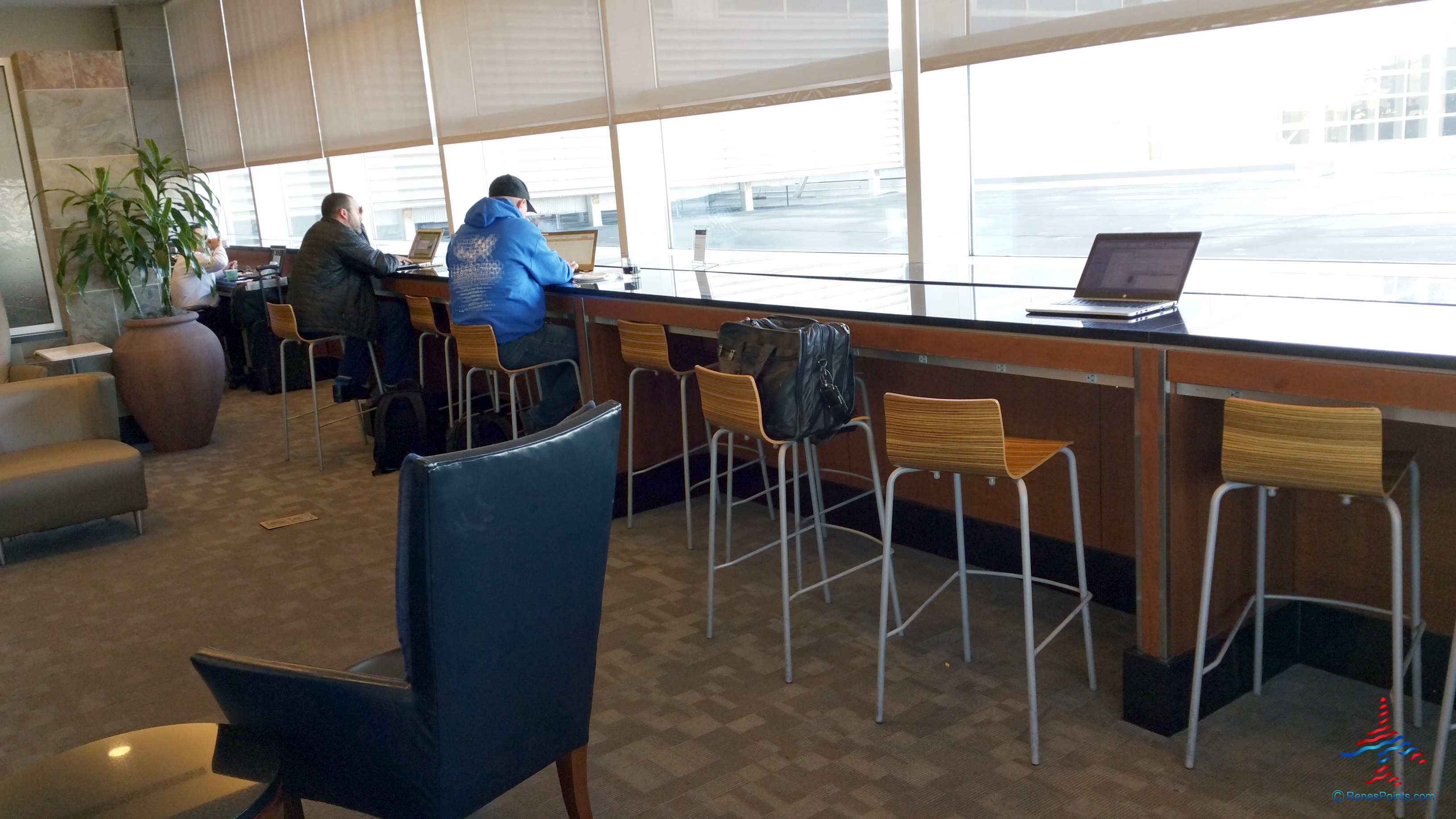 Delta Sky Club Detroit & Minneapolis reviews – Detroit DTW B/C Delta Sky Club – Regional Jets Concourse