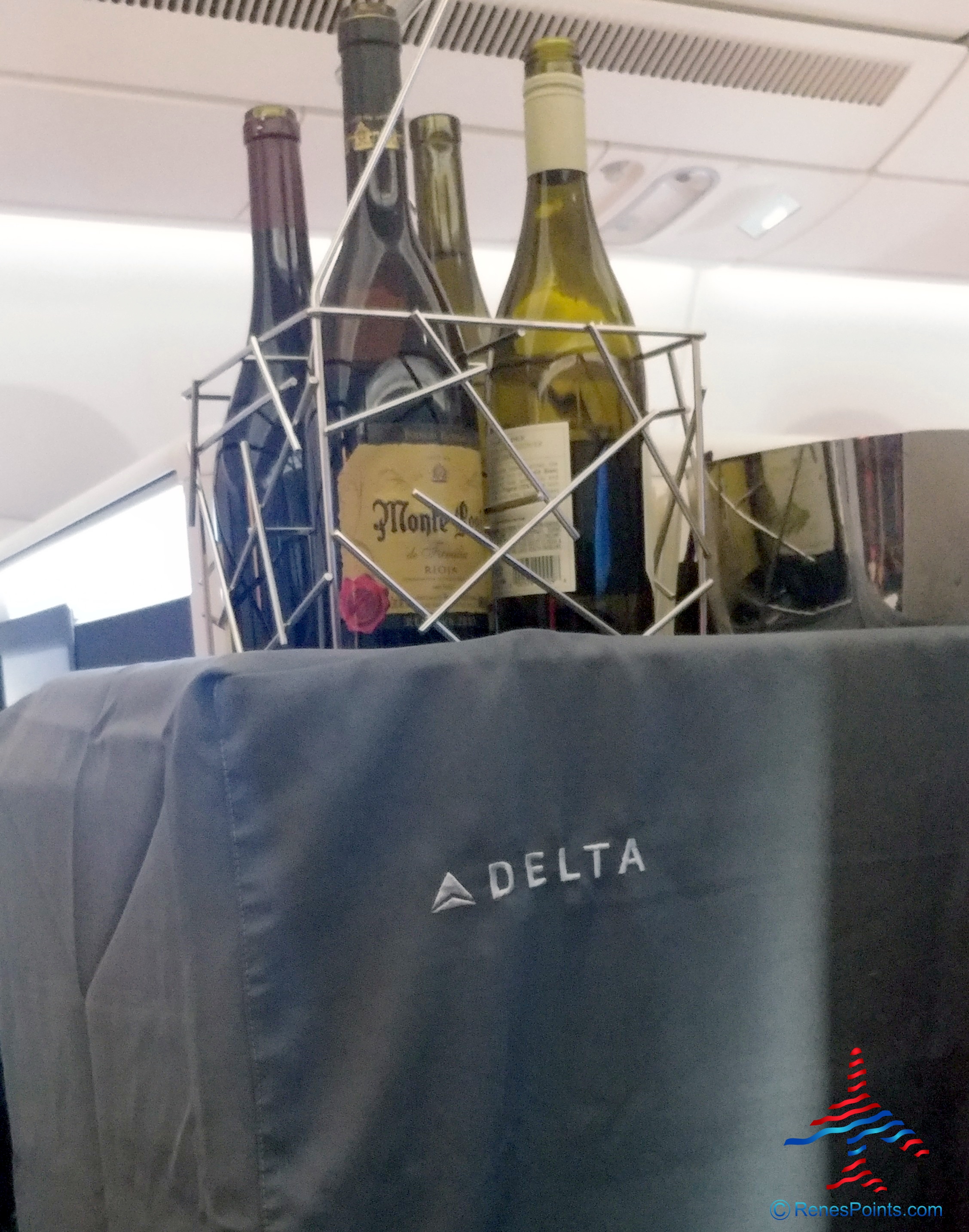 Review: A350 Delta One Suites 5B Delta Air Lines Detroit to Amsterdam DTW-AMS (spoiler alert – I am not that impressed)