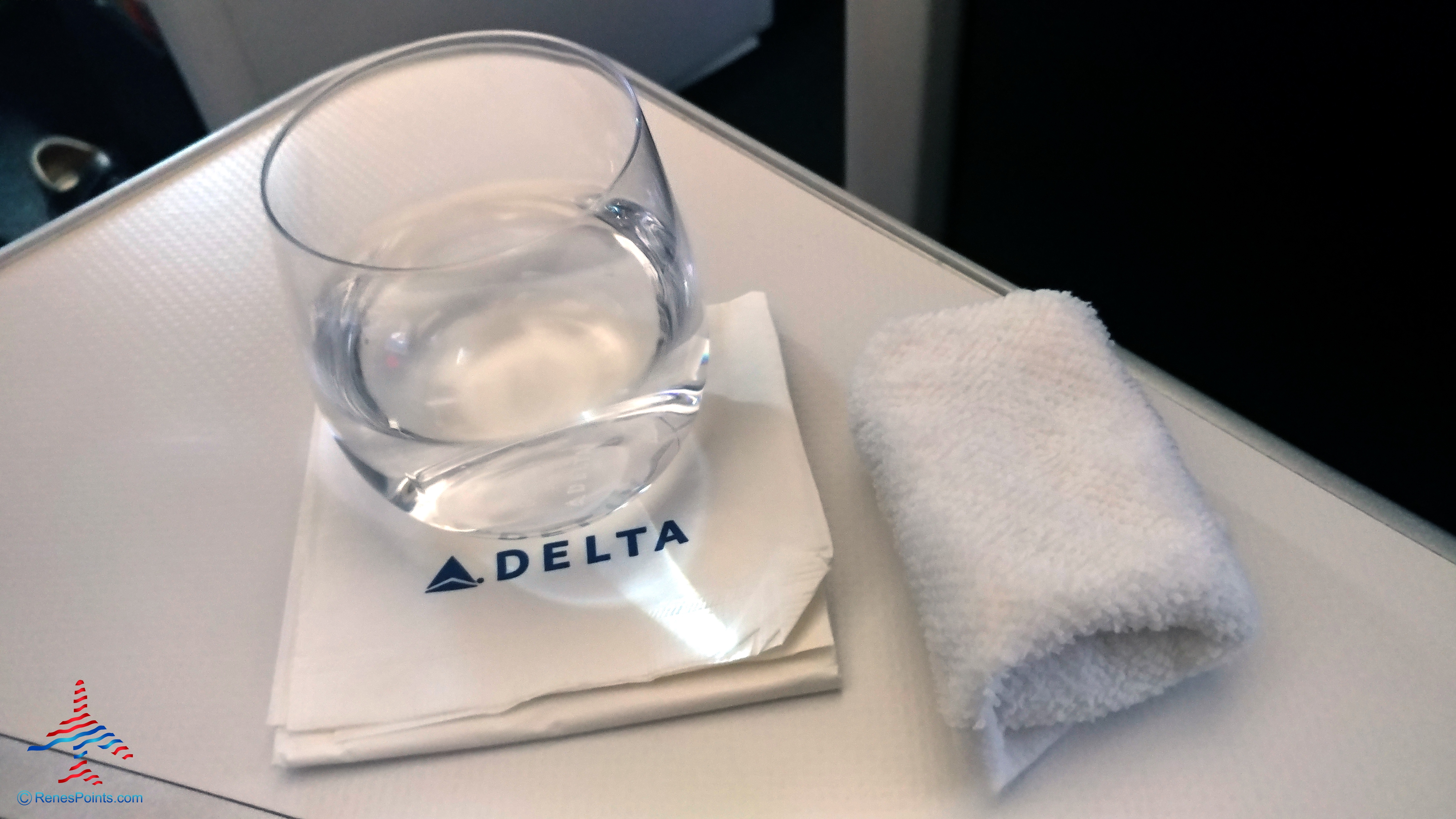 Review: A350 Delta One Suites 5B Delta Air Lines Detroit to Amsterdam DTW-AMS (spoiler alert – I am not that impressed)