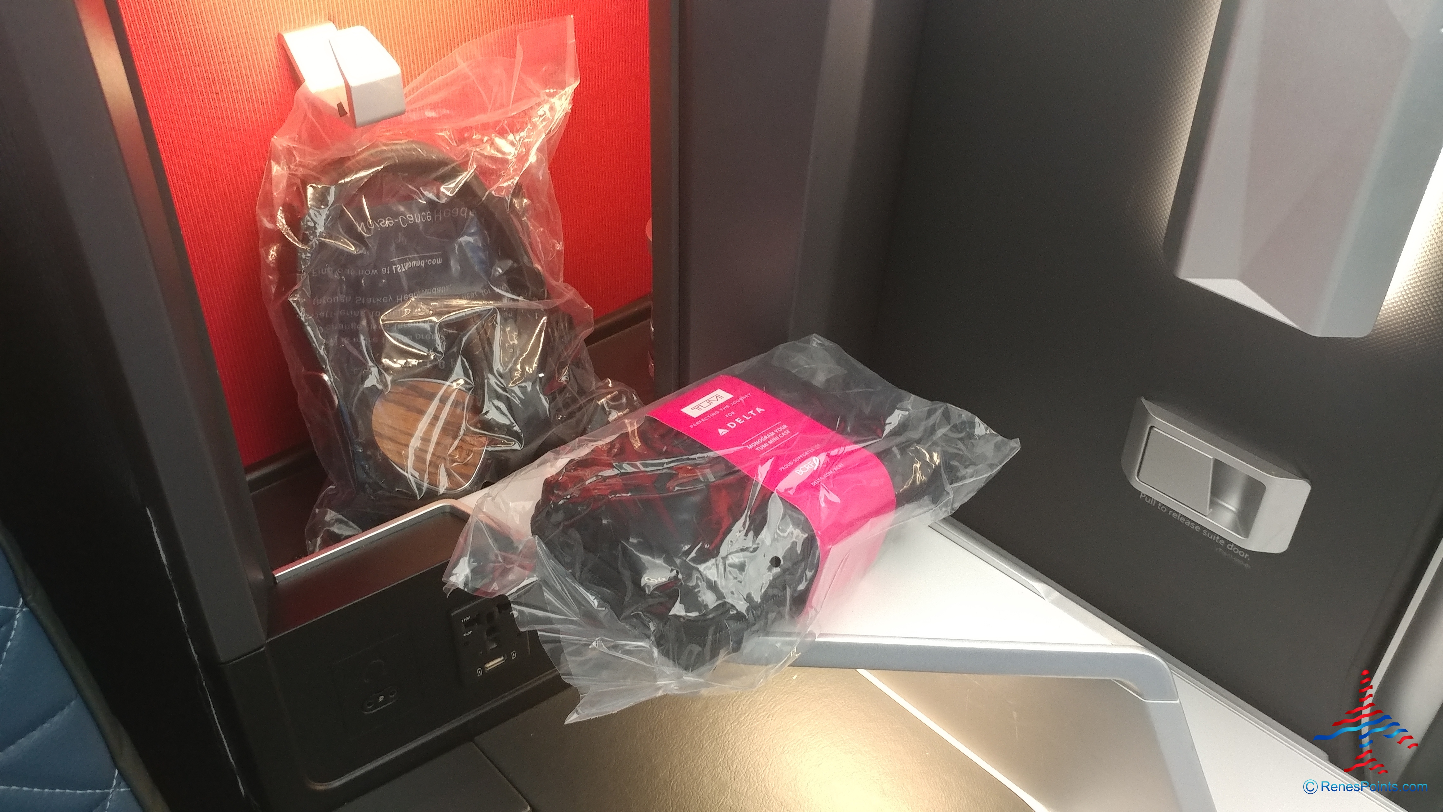 Review: A350 Delta One Suites 5B Delta Air Lines Detroit to Amsterdam DTW-AMS (spoiler alert – I am not that impressed)