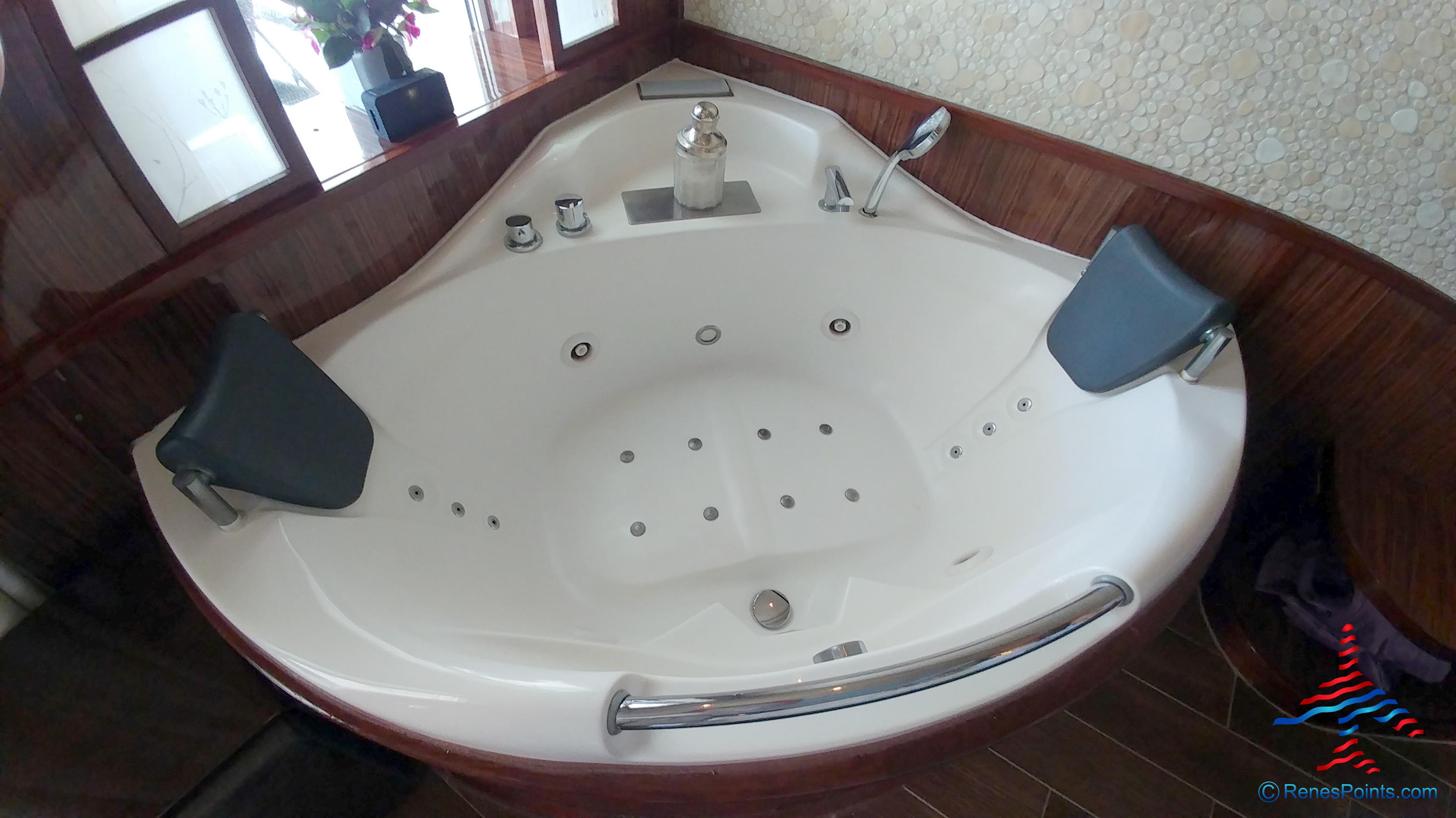 Review: Norwegian Cruise Lines EPIC Haven Spa Suite 2018 – Cabin 14149