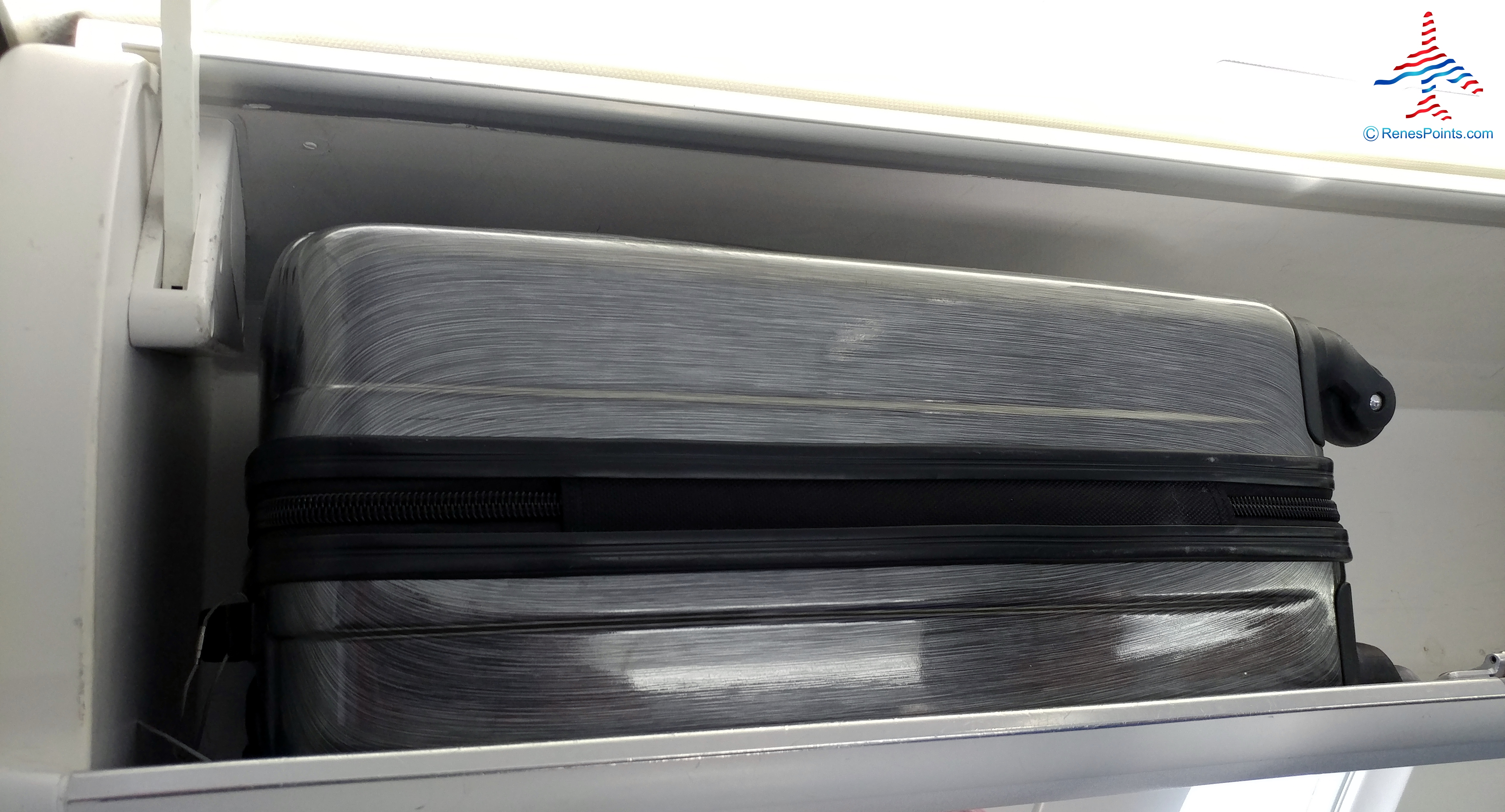 Rookie Wednesday: What is the Maximum Size Carry-On Bag for a Delta CRJ700 / CRJ900? What Fits — and What Doesn’t — in an Overhead Bin?