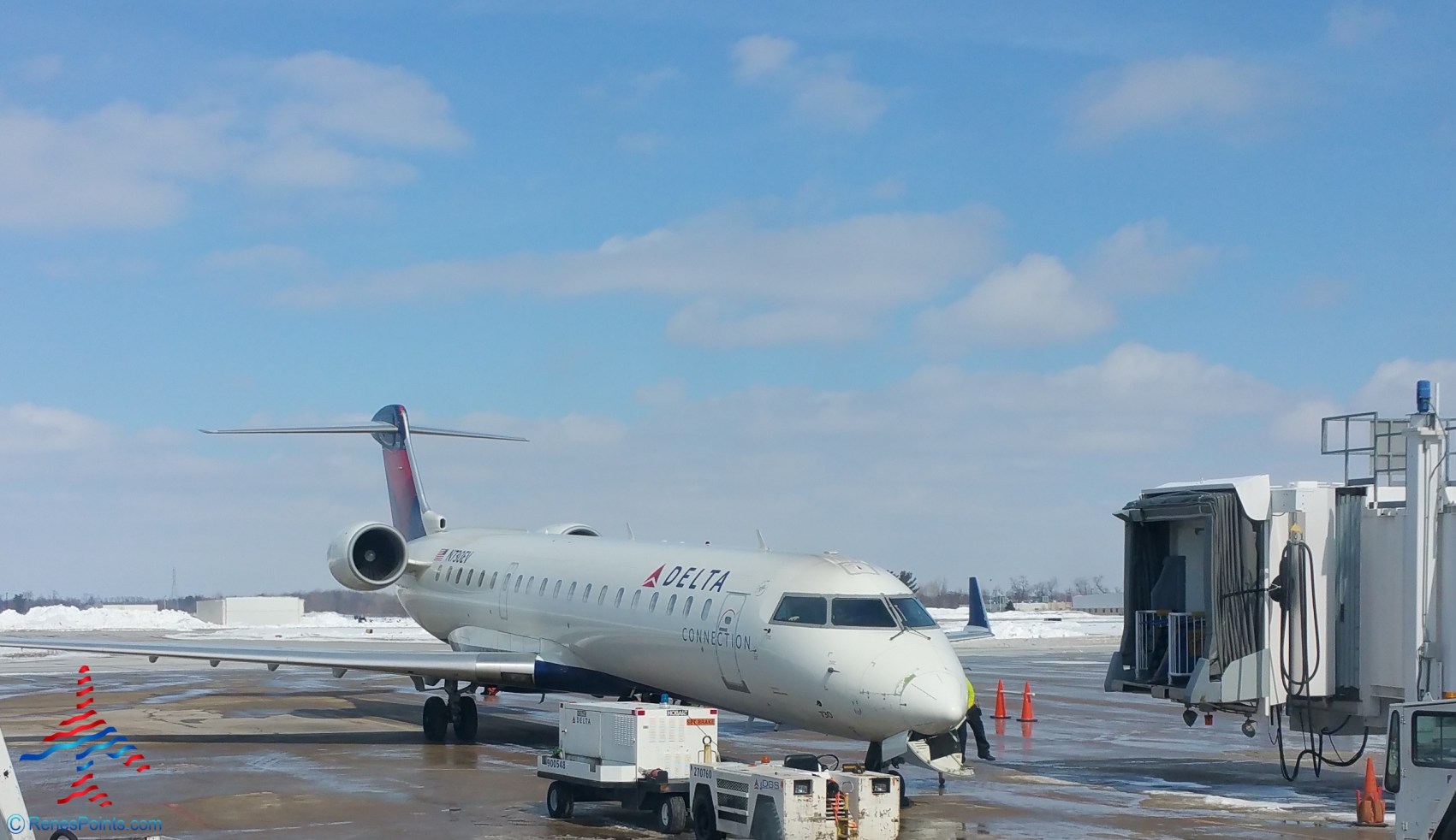 Rookie Wednesday: What is the Maximum Size Carry-On Bag for a Delta CRJ700 / CRJ900? What Fits — and What Doesn’t — in an Overhead Bin?