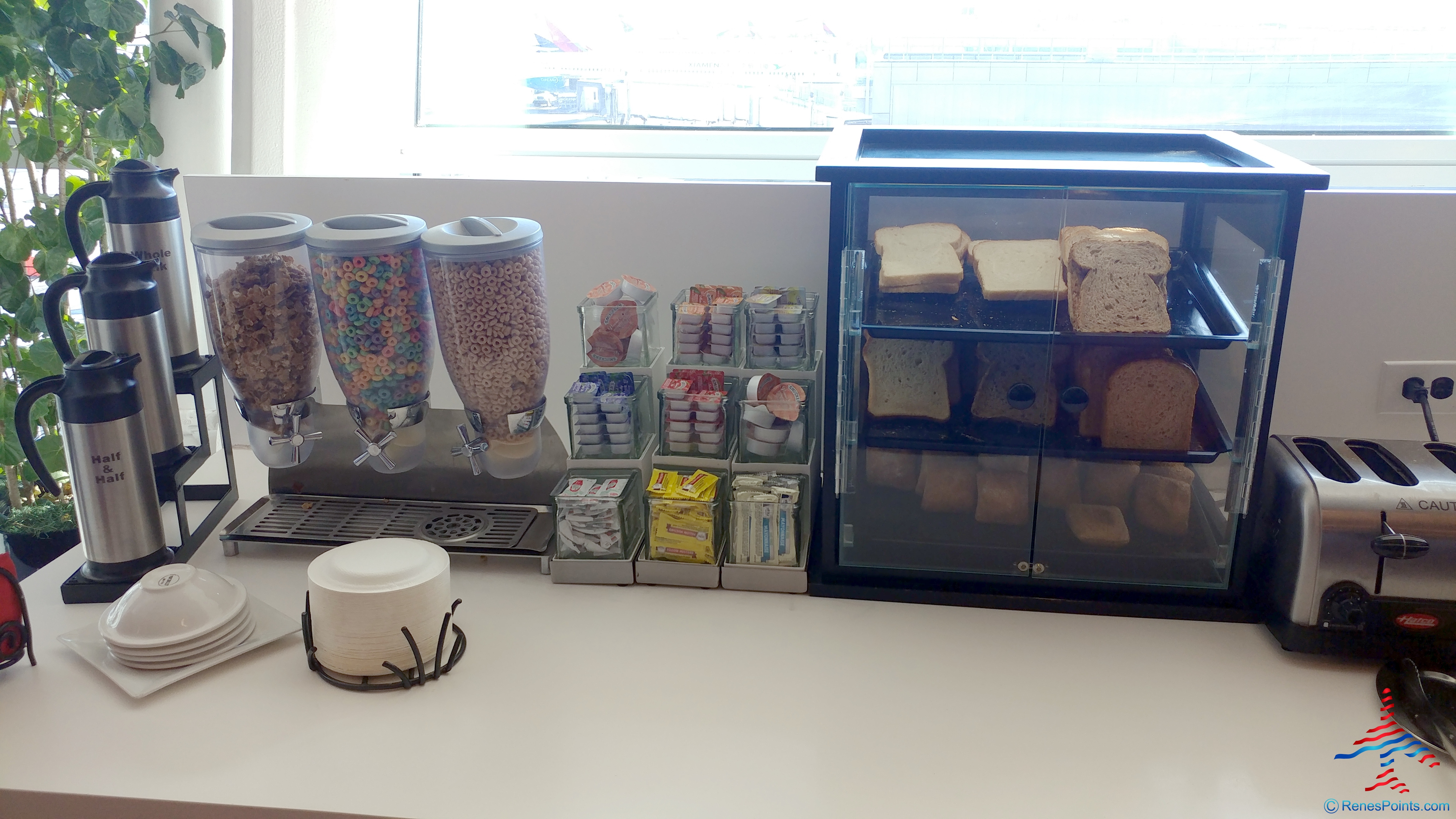 Wingtips New York JFK T4 Airport Priority Pass Lounge Review (Post Security)