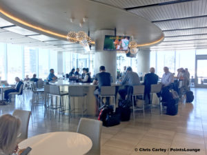 The bar area is the centerpiece of the dining area at the United Club LAX airport lounge in Los Angeles, California. © Chris Carley / PointsLounge.