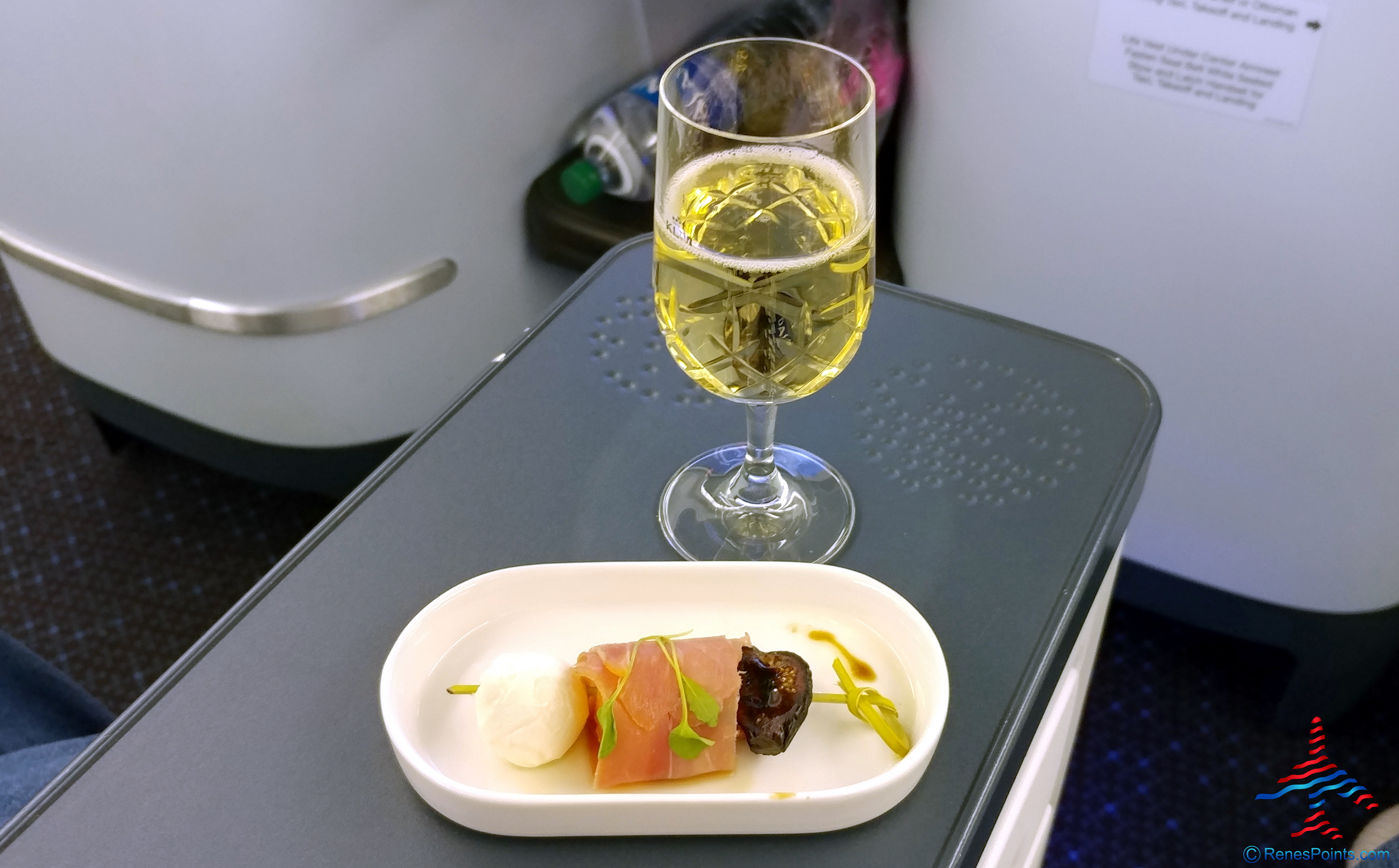 Review: KLM 777 Business Class Full Flat Seat! Dinner and Breakfast During a Trip from Atlanta to Amsterdam