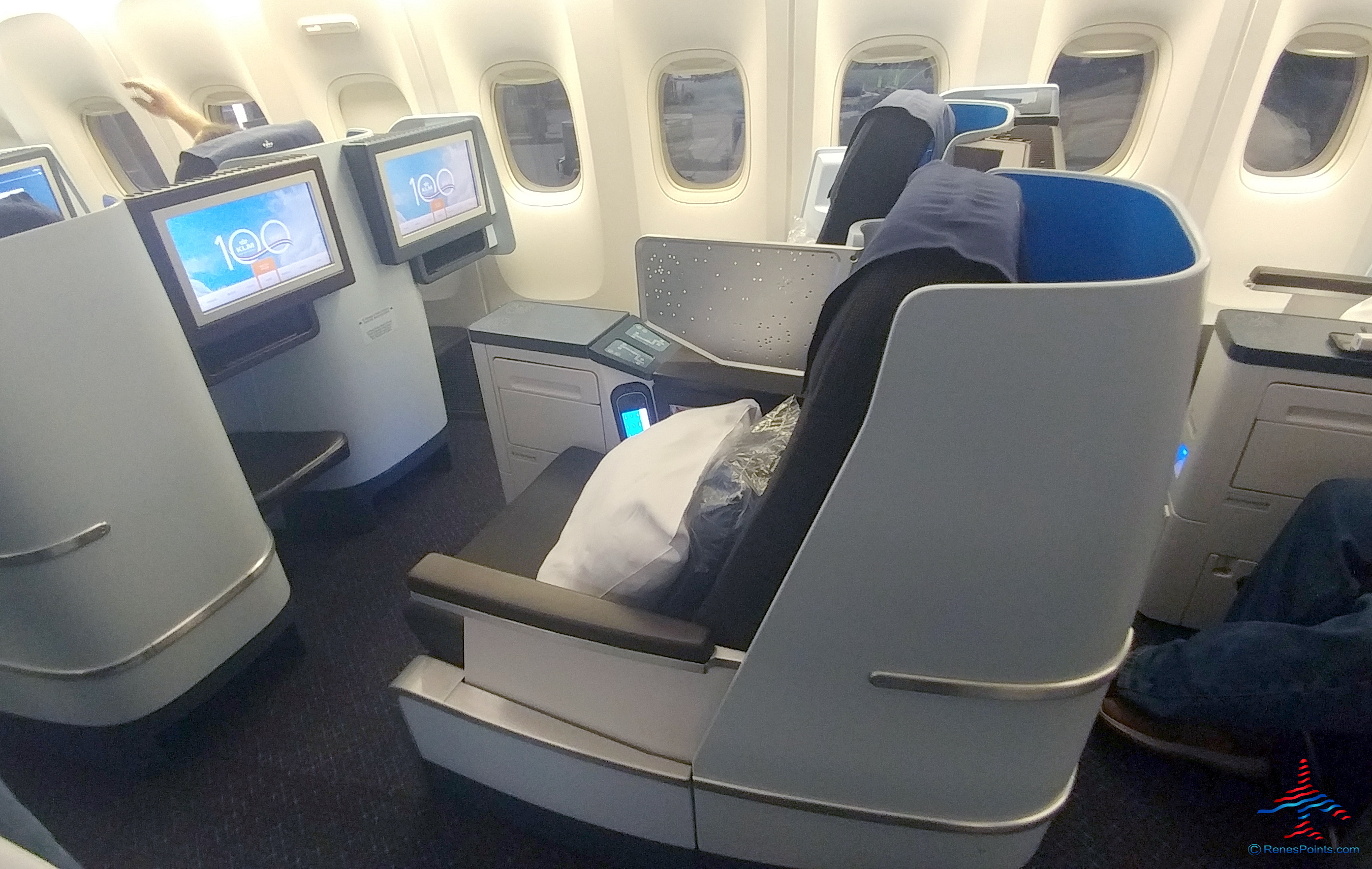 Review: KLM 777 Business Class Full Flat Seat! Dinner and Breakfast During a Trip from Atlanta to Amsterdam