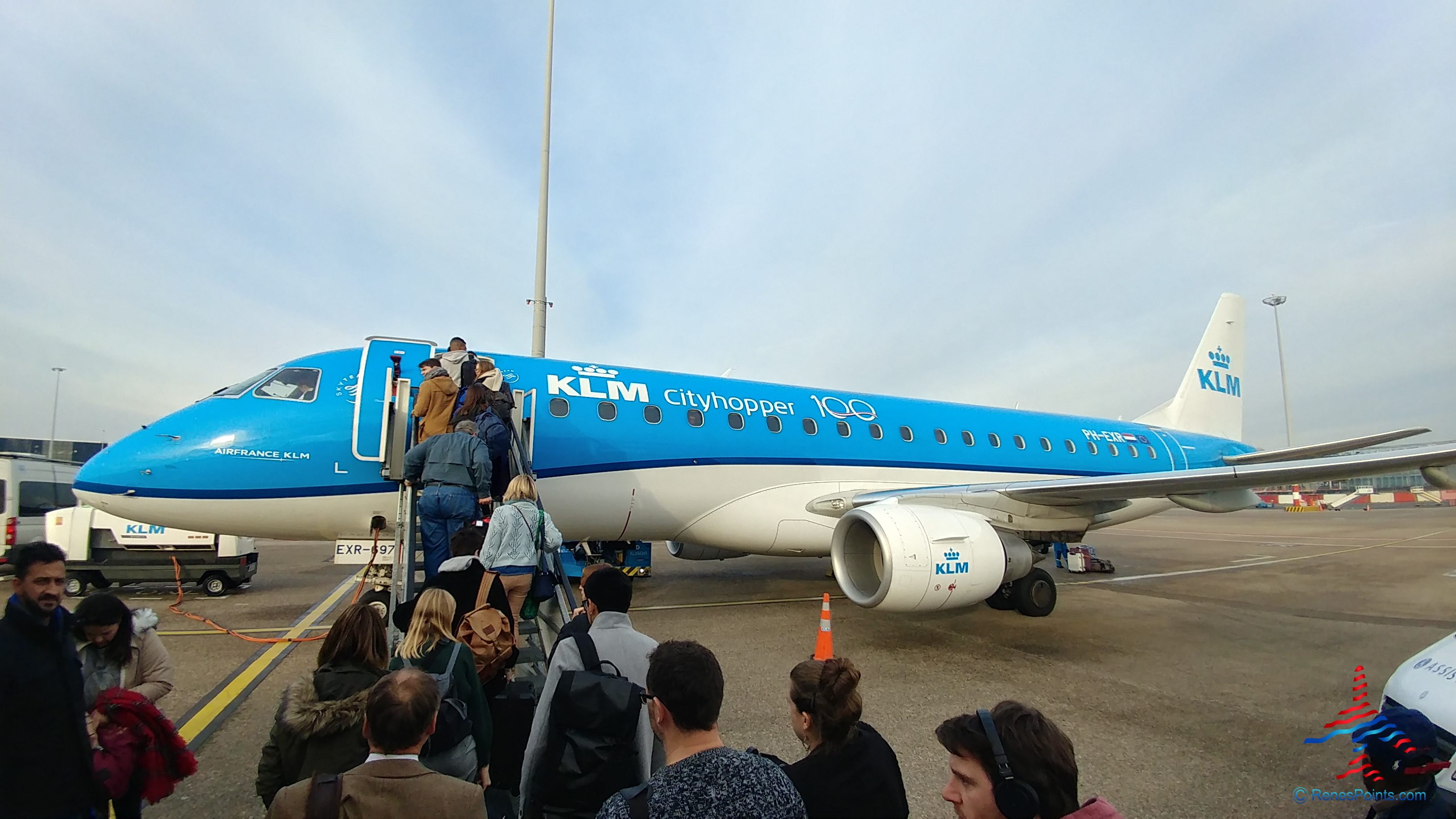 30 Minute KLM / SkyTeam City Hopper Business Class Flight – Lunch is Served? Just Amazing!
