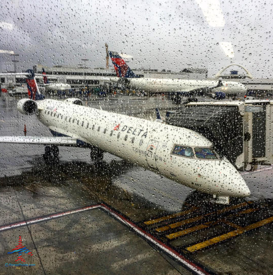 DeltaPlanesRainyWeatherLAX Eye of the Flyer