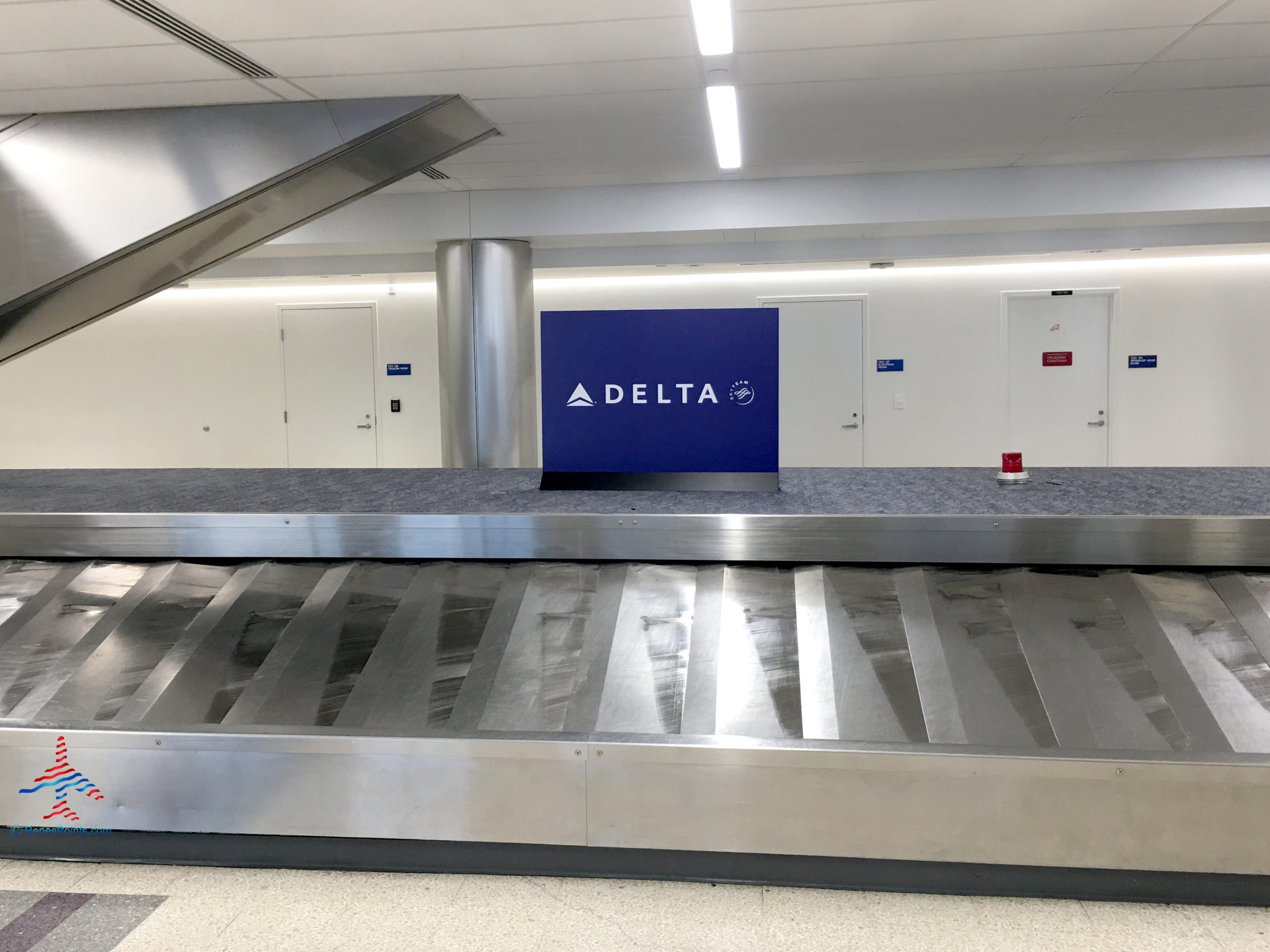Delta luggage carousel at LAX