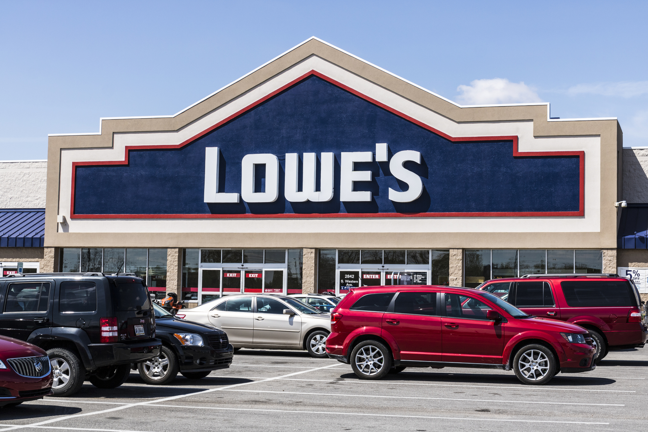Marion - Circa April 2017: Lowe's Home Improvement Warehouse. Lowe's operates retail home improvement and appliance stores in North America VII
