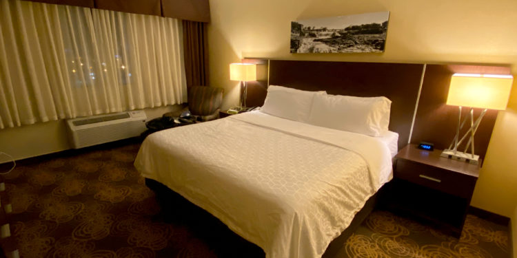 Holiday Inn Sioux Falls-City Centre suite bedroom