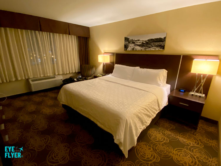 Holiday Inn Sioux Falls-City Centre suite bedroom