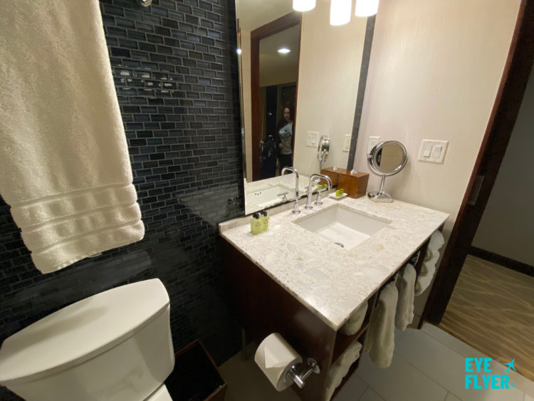 Deluxe guest room bathroom at the InterContinental New York Times Square Hotel (beautiful wife in the mirror not included ;-) )