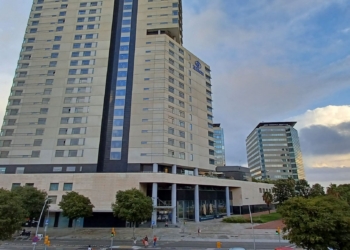 a large building with many windows