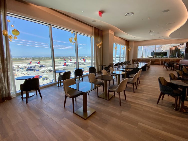 West buffet cafeteria area near the bar (©Chris Carley for EyeOfTheFlyer.com)