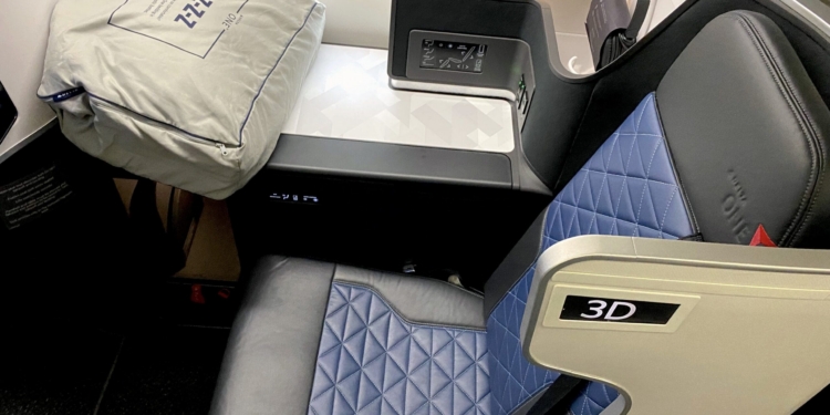 Seat 3D in Delta One on a Delta Air Lines 767-400 aircraft.