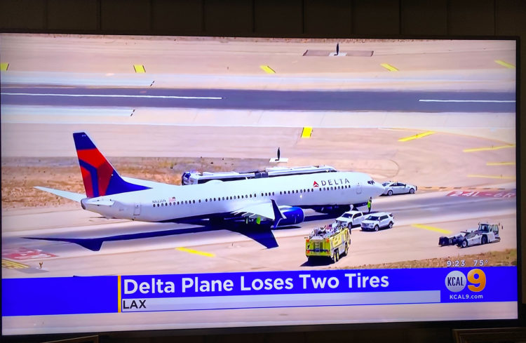 Delta Air Lines 737 loses two tires upon landing at LAX