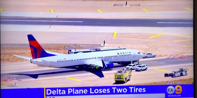 Delta Air Lines 737 loses two tires upon landing at LAX